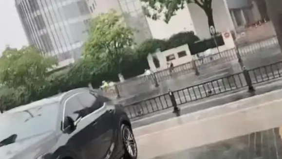  女子称暴雨躲文旅局门口遭保安驱赶