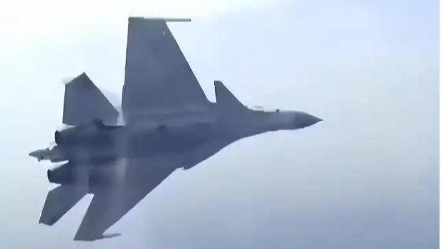 歼15挂弹起飞 硬刚外军航母编队