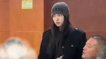 爸爸被劝酒女儿站身后霸气挡酒