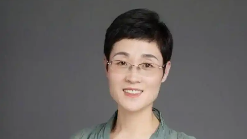  被学生追着车跑 刘晓艳：我何德何能