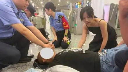 被摸脸女孩称外卖员已道歉