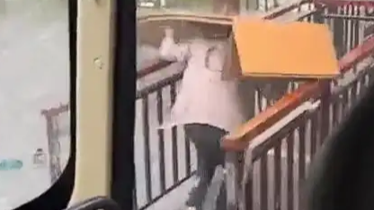 贵州小七孔下冰雹 有游客受伤