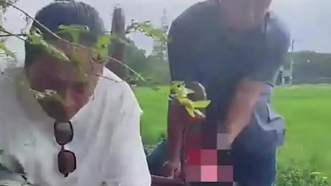 他冲进菜园按住老人飙血的腿