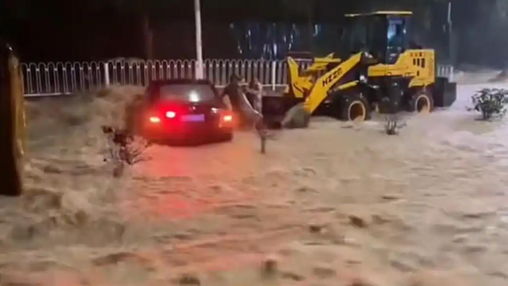 广东多地暴雨侵袭 街道被水淹没