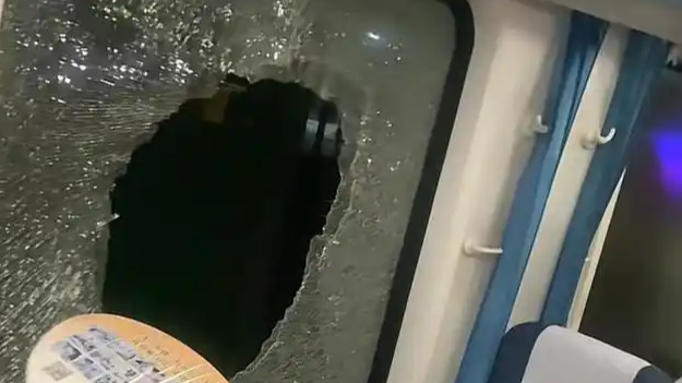  列车脱轨小伙砸窗通风 铁路通报