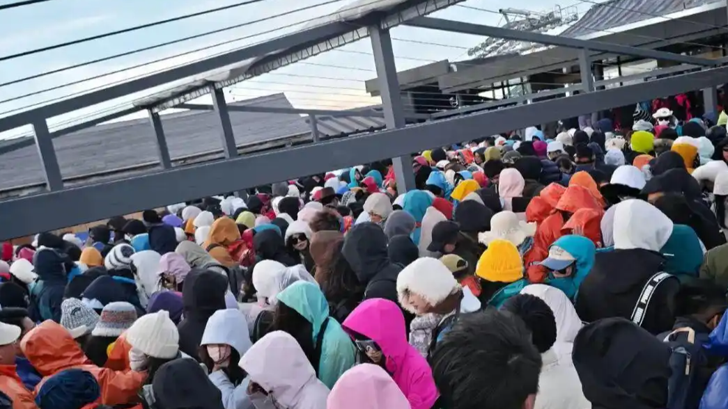 大量游客被困玉龙雪山 有人呕吐失温