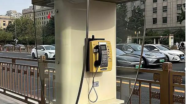  北京街头还有公共电话