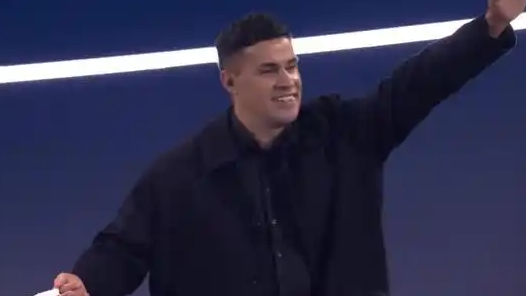 汤加小哥这次没有赤膊上阵