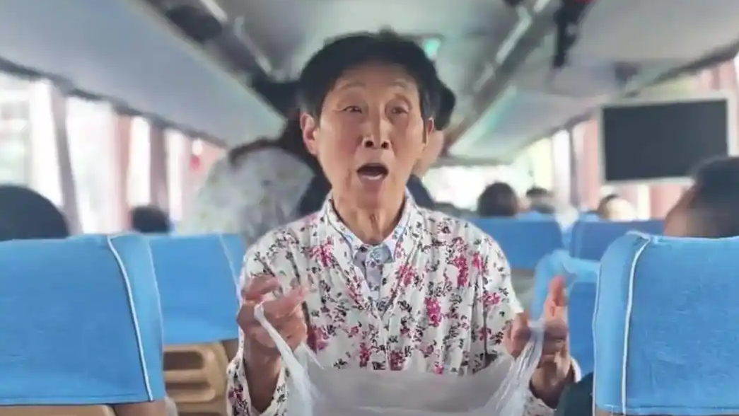  “奶奶的馒头递到了我的心里面”