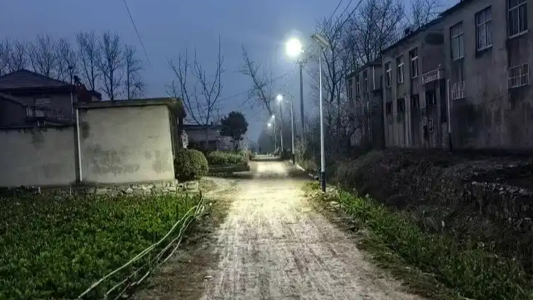 男子出资3万为村里安装50盏路灯