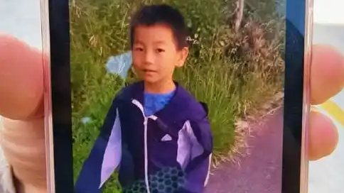 飞机上两乘客互相泼水 航司回应