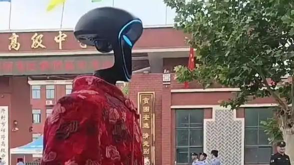 考場外現(xiàn)機器人穿旗袍送考