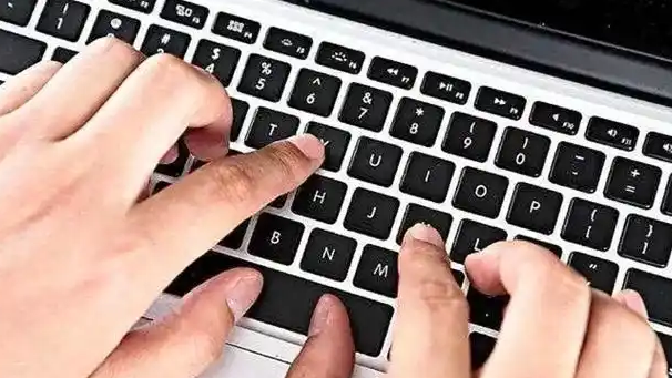 年轻人正在“忘记”打字