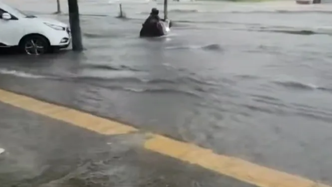  成都大暴雨多地积水 市民划船出行
