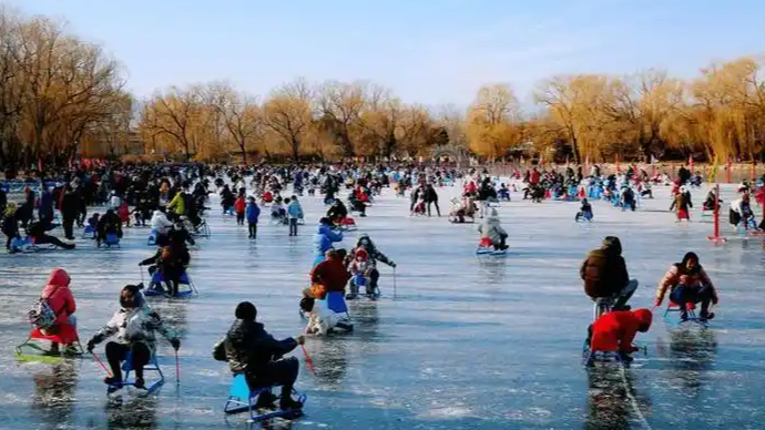 圆明园冰场现“贪吃蛇大作战”