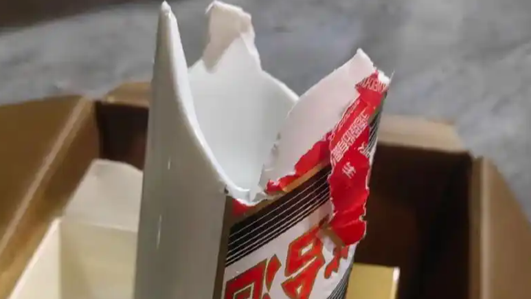 宝宝爬上酒架摔碎2000年出厂茅台