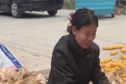   李春辉拿下亚运奖牌后回村掰苞米 缩略图