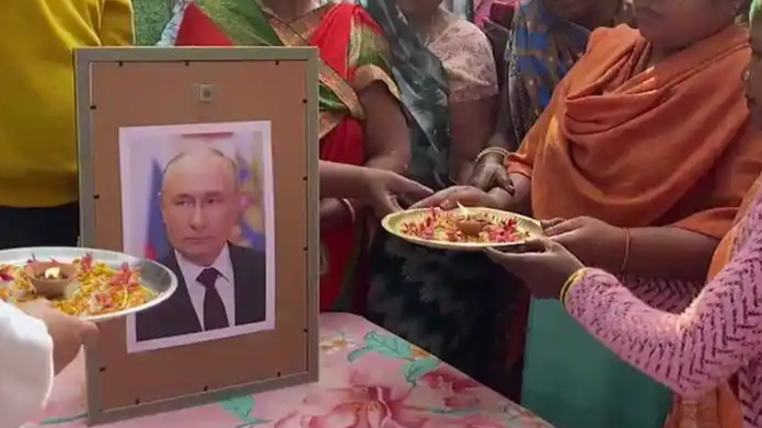 印度民众聚普京照片周围持盘子绕圈