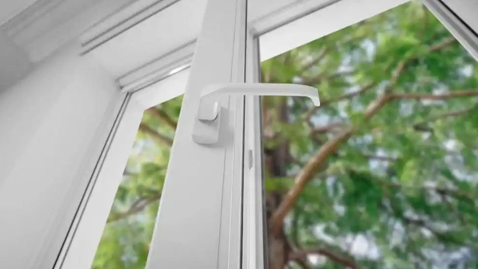  15岁女生为和男友约会翻窗坠亡