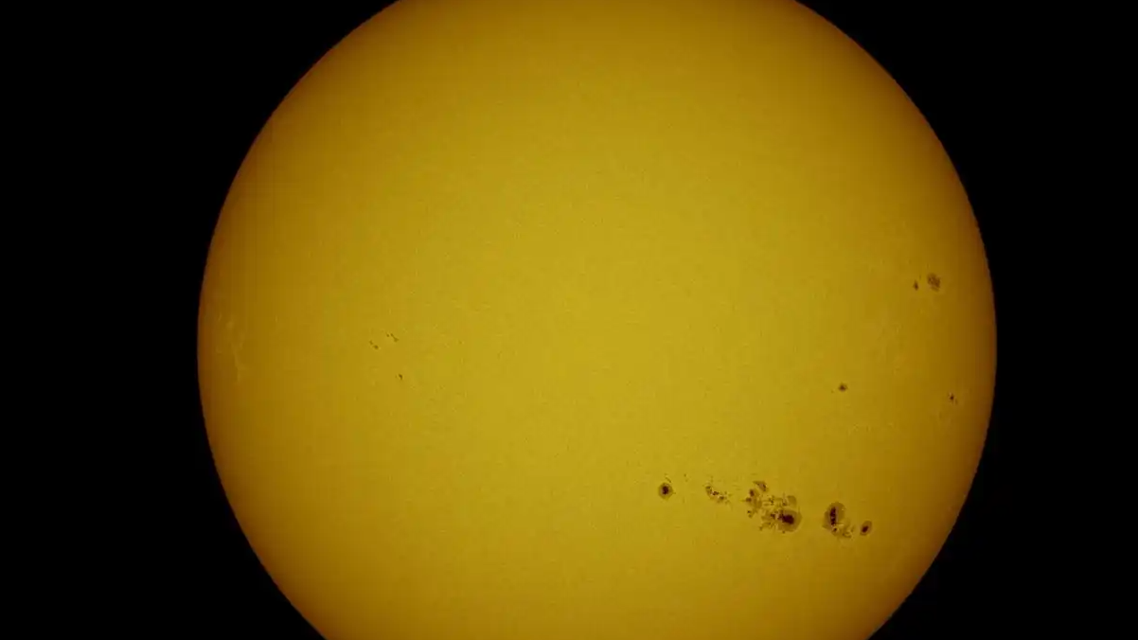 太阳脸上长雀斑：个头不小数量可观