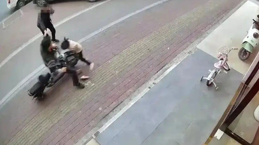 孩子被电动车撞倒 孩子妈发帖获点赞