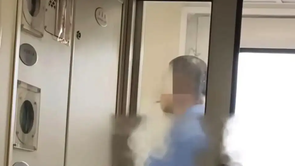 列车员在禁烟标志旁抽烟？官方回应
