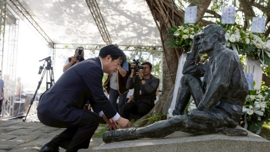  赖清德跪拜日本殖民者