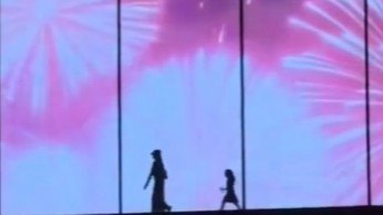 妈妈带女儿在大屏前跳舞火爆全网