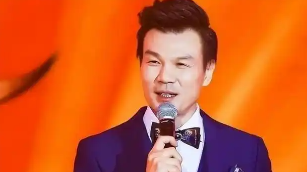  主持人李彬露面 满头白发脸部浮肿