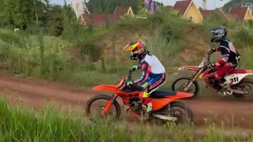 张雪妻子晒14岁儿子练车