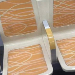 成都地铁1人1座 网友：建议全国推广