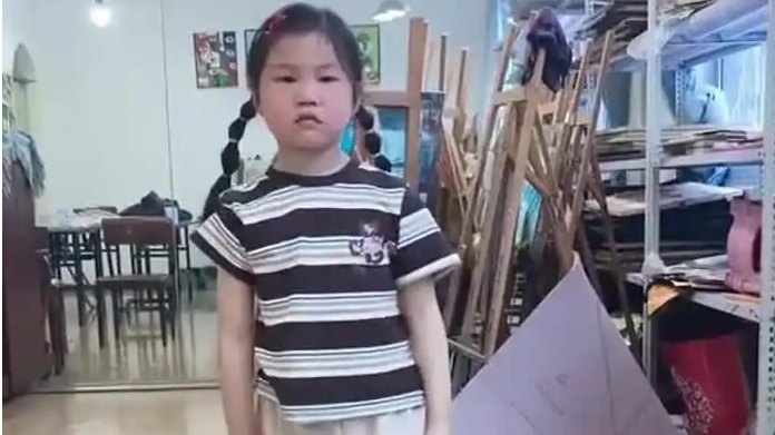 前一秒：别苛求孩子 后一秒：再严苛点