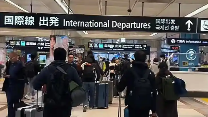 在日中国游客提前回国 机场仿佛春运
