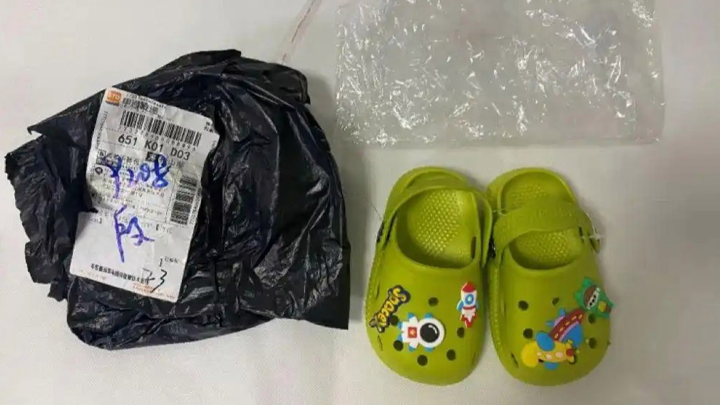  夏天这种凉鞋易致孩子性早熟还有毒