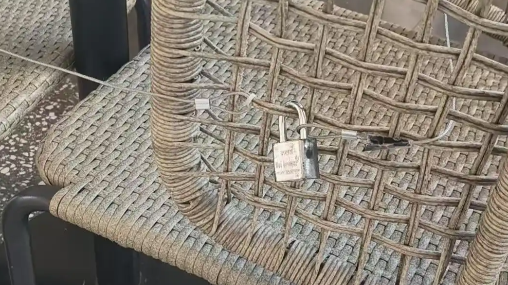  茶馆将外场椅子“上锁” 店长回应