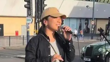 中国歌手在英国街头唱《主角》