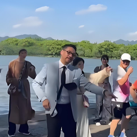 法拉利大叔许文飙西湖边跳舞