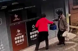   环卫工捡到藏着30万现金的牛奶箱 缩略图