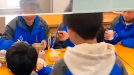 面馆老板为凑钱吃面学生免费续面
