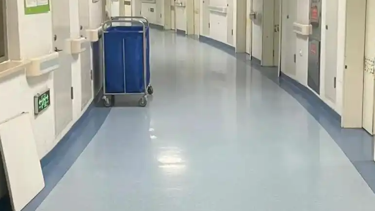 黑龙江7岁女孩独自照顾住院父亲