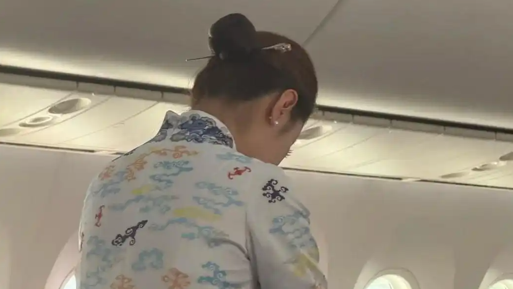 海航空姐统一戴长发簪引安全讨论