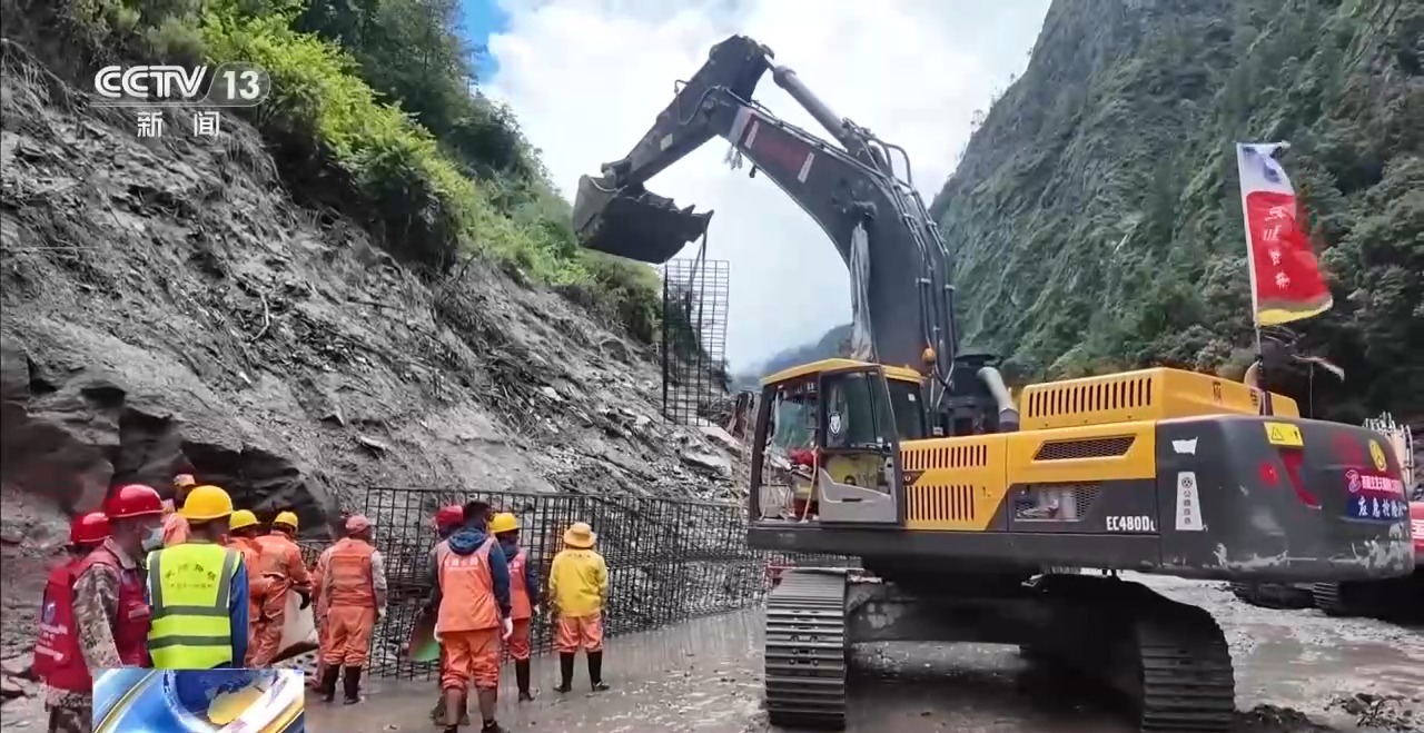 钢筋石笼首次运抵吉隆抢险现场
