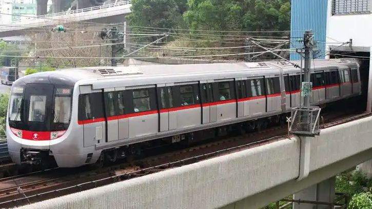  女生遭偷拍裙底大喊：我要拍下你样子