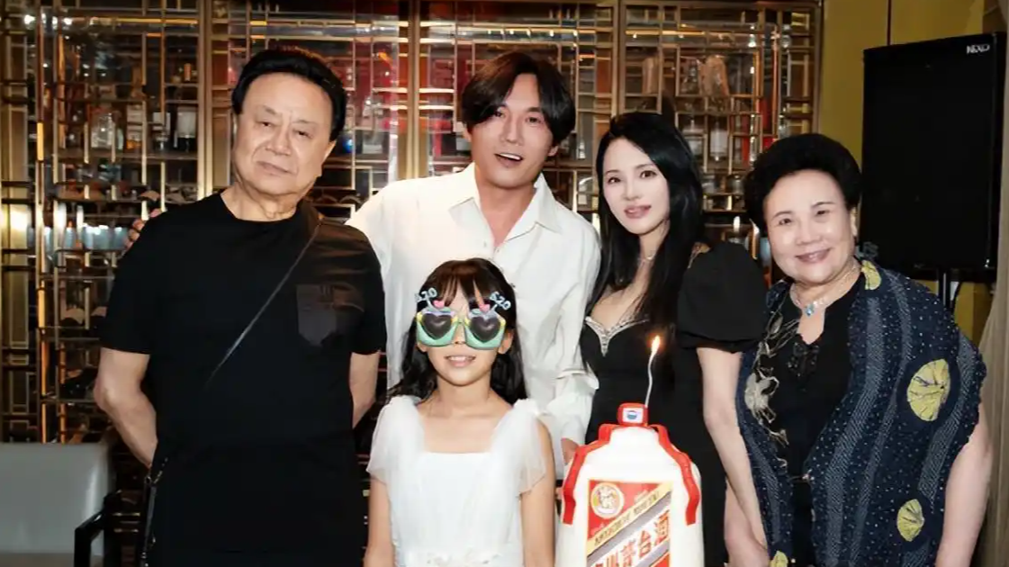  伊能静发文为秦昊庆生 否认婚变