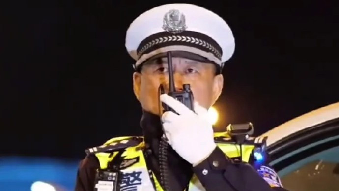  民警退休前最后5分钟向战友敬礼