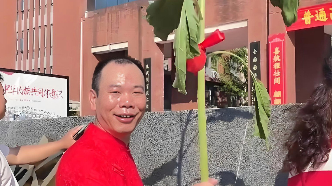 考生爸爸穿紅色旗袍送考