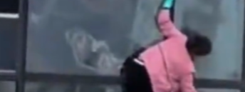 女子站在十几层高楼外徒手擦玻璃