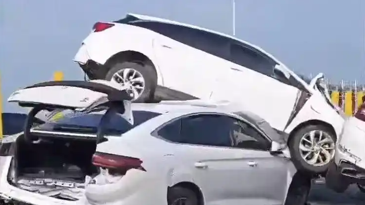  高速連環(huán)車禍 白車將另一車壓下面