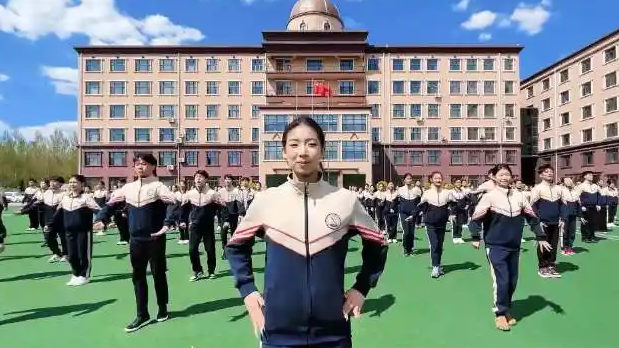 哈尔滨“校服版裁判舞”走红