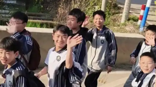 司机让行5分钟获上千名学生打招呼